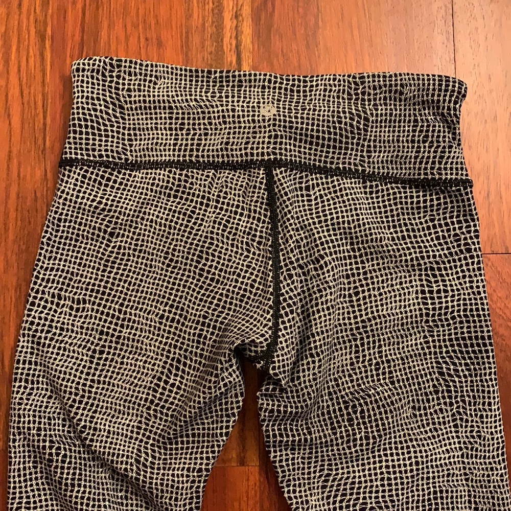 Lululemon Size 6 Leggings Black and White